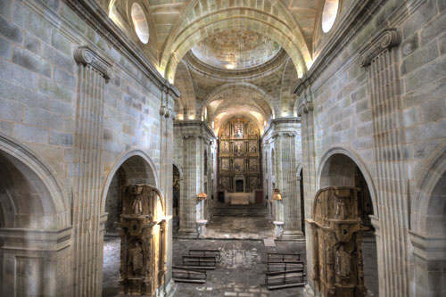 Nave central y capilla mayor de la iglesia de Montederramo